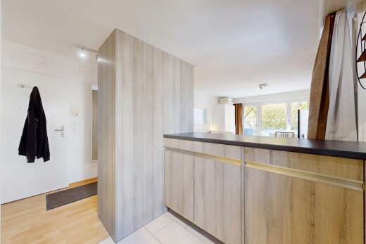 küche mit hellbraune schränke, inside property, natural light, natürliches licht, und arbeitsplatten