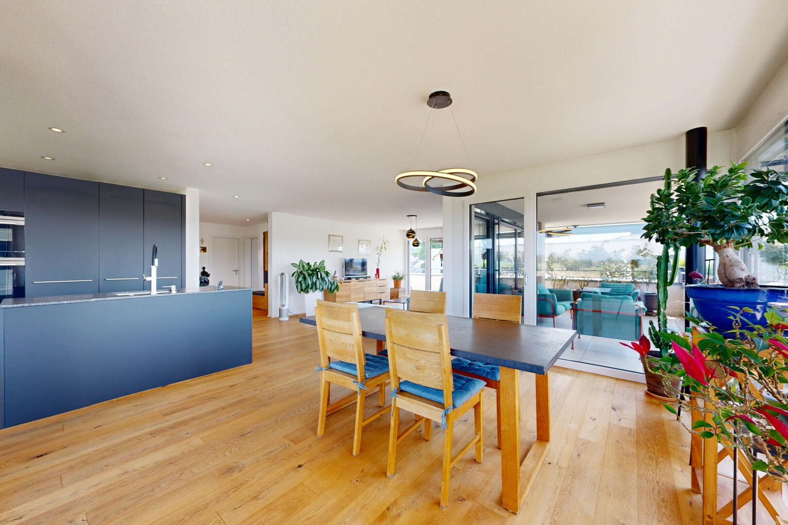 salle à manger avec inside property, sol en finition bois, wood finish floor, light floor, et lumière naturelle