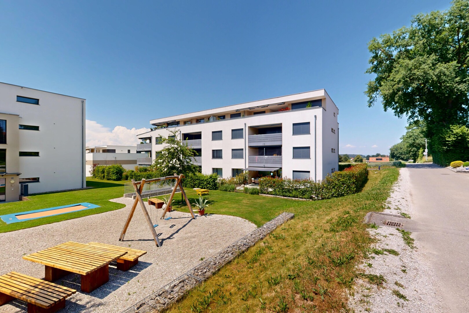 extérieur du bâtiment avec day time, apartment complex view, vue sur le complexe d'appartements, et from community