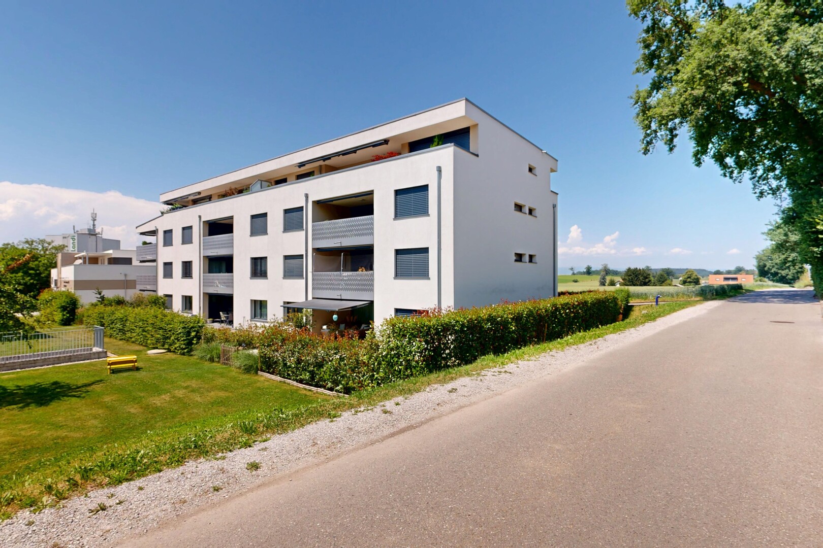 extérieur du bâtiment avec day time, apartment complex view, vue sur le complexe d'appartements, et from community