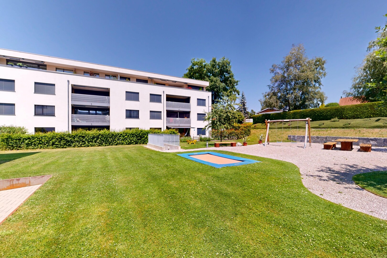 extérieur du bâtiment avec day time, from community, apartment complex view, et vue sur le complexe d'appartements