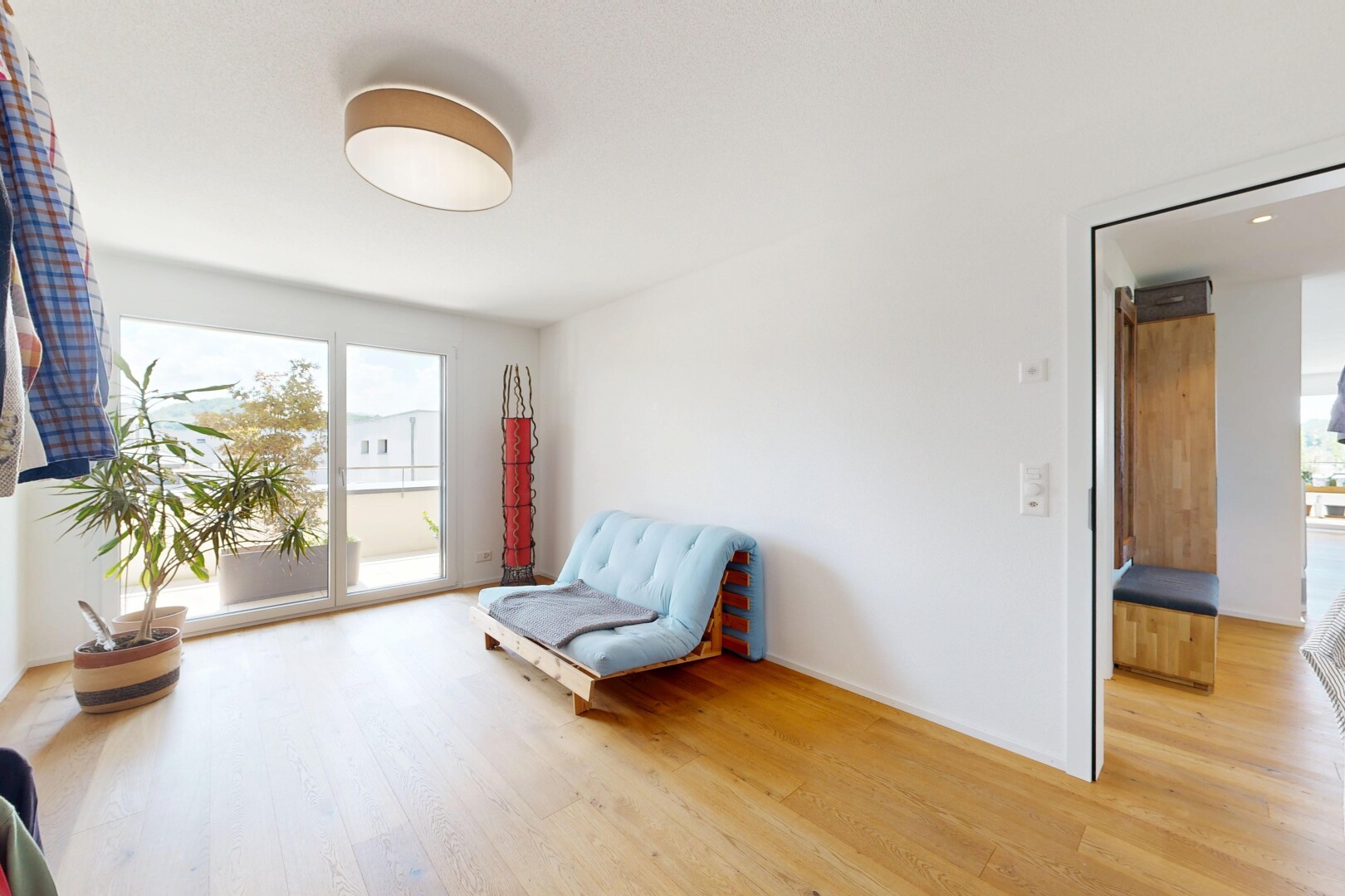 salon avec inside property, sol en finition bois, wood finish floor, cloison sèche, et drywall