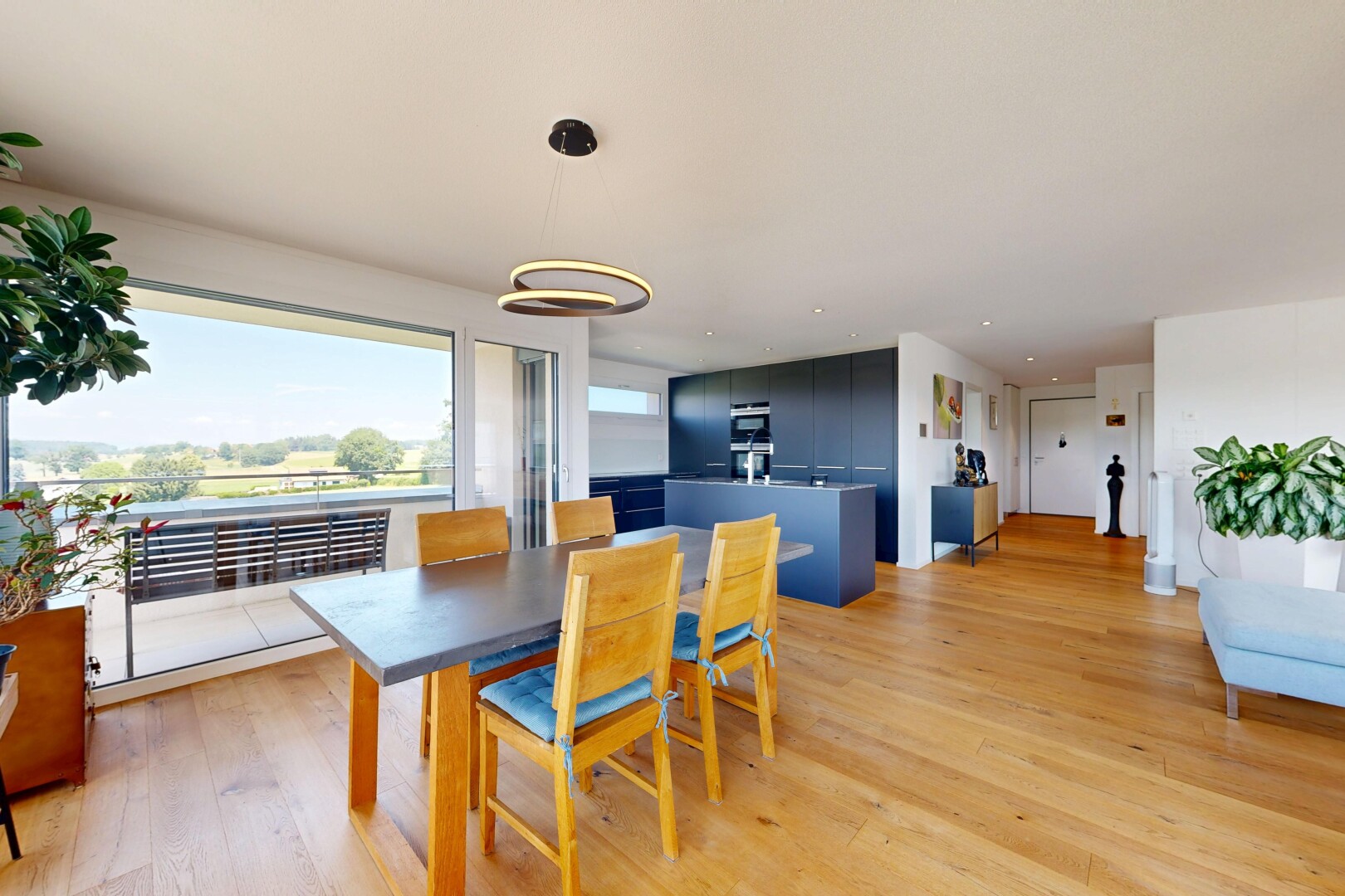 salle à manger avec inside property, sol en finition bois, wood finish floor, lumière naturelle, et natural light