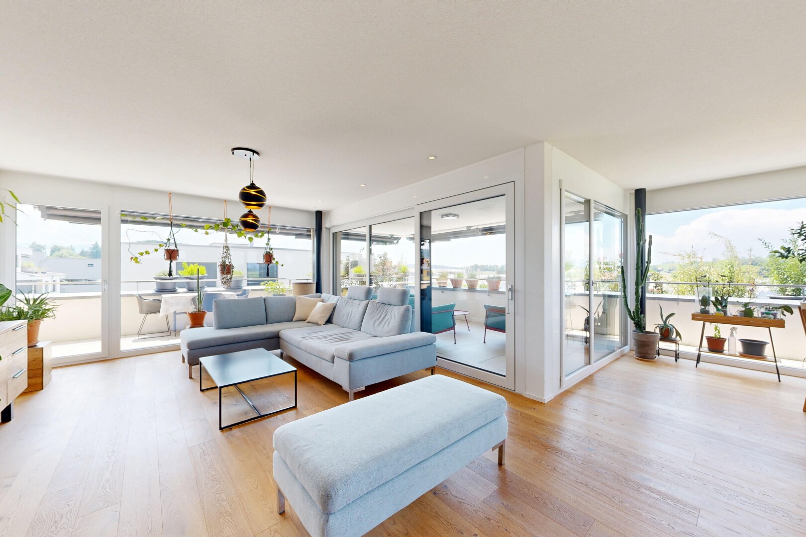salon avec sol en finition bois, wood finish floor, inside property, lumière naturelle, et natural light