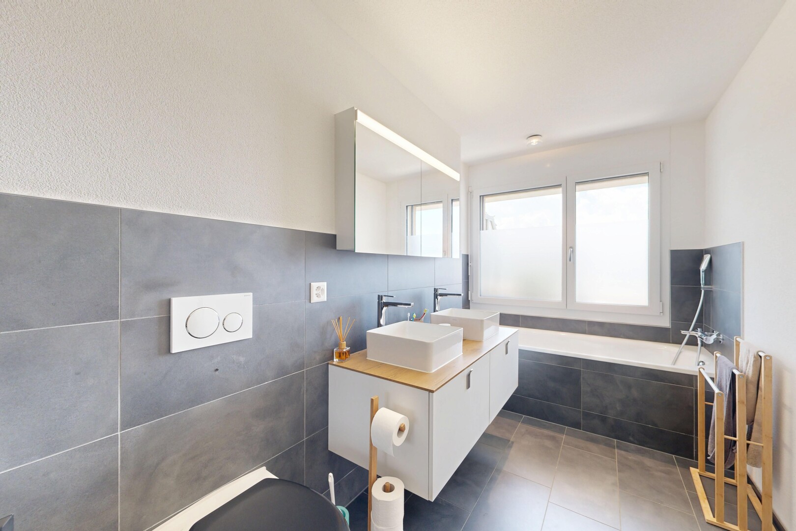 salle de bains avec évier, bain, salle de bain complète, lavabo (ou coiffeuse selon le contexte), et miroir