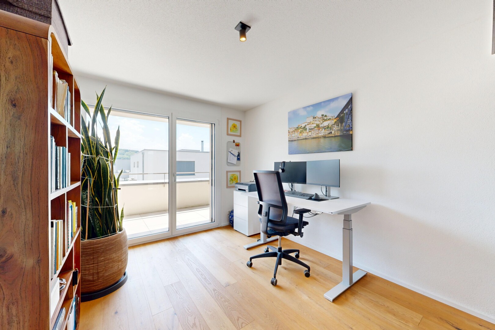 bureau avec espace bureau, sol en finition bois, wood finish floor, cloison sèche, et drywall