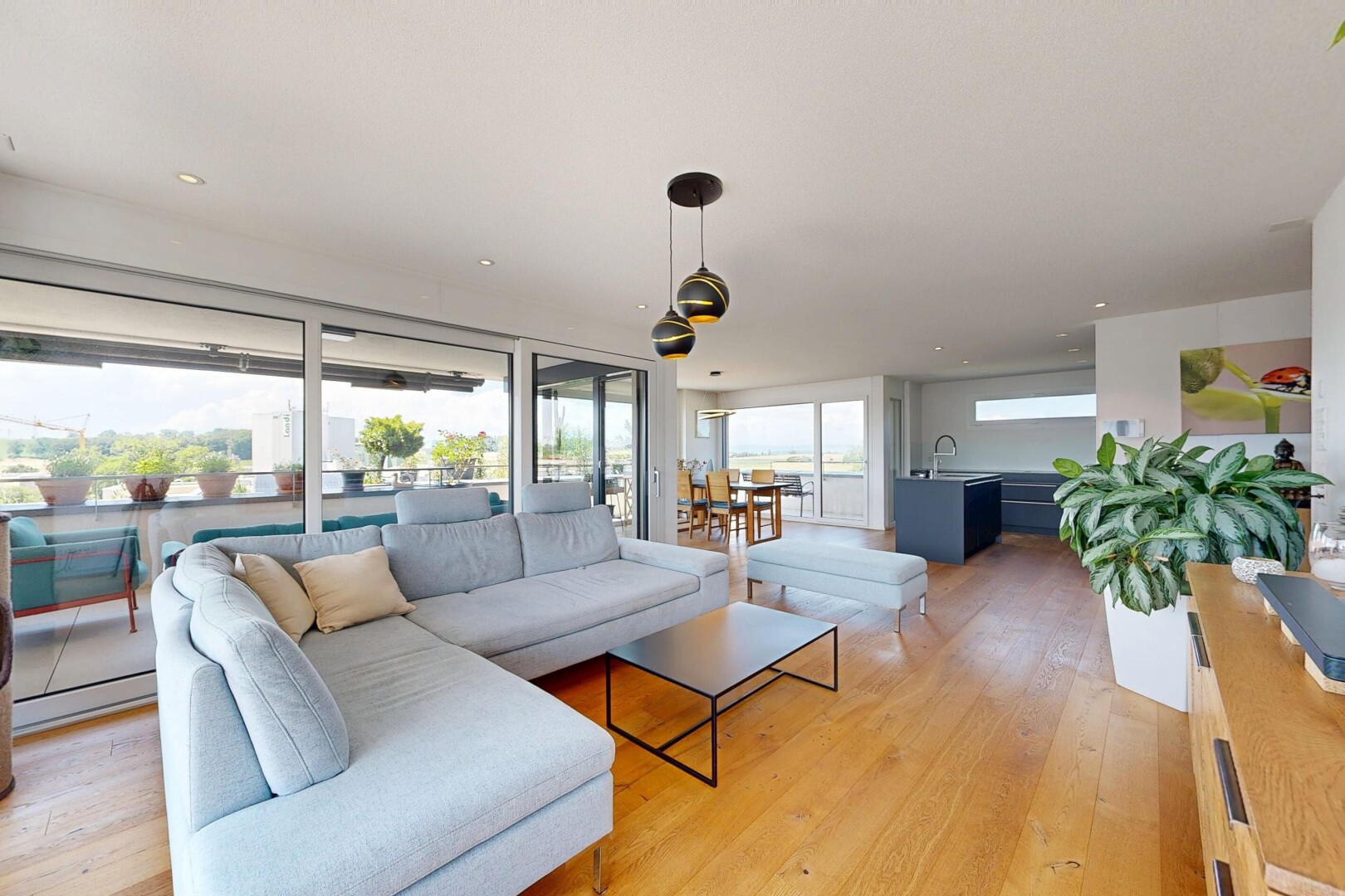 salon avec inside property, sol en finition bois, wood finish floor, light floor, et lumière naturelle