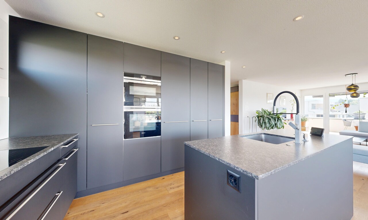 cuisine avec light floor, armoires à panneau plat, flat panel cabinets, sol en finition bois, et wood finish floor
