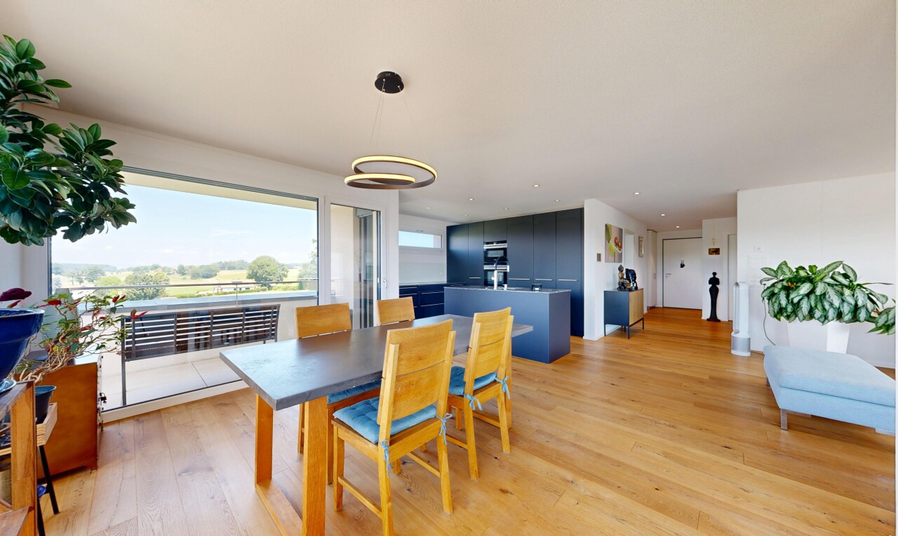 salle à manger avec inside property, sol en finition bois, wood finish floor, lumière naturelle, et natural light