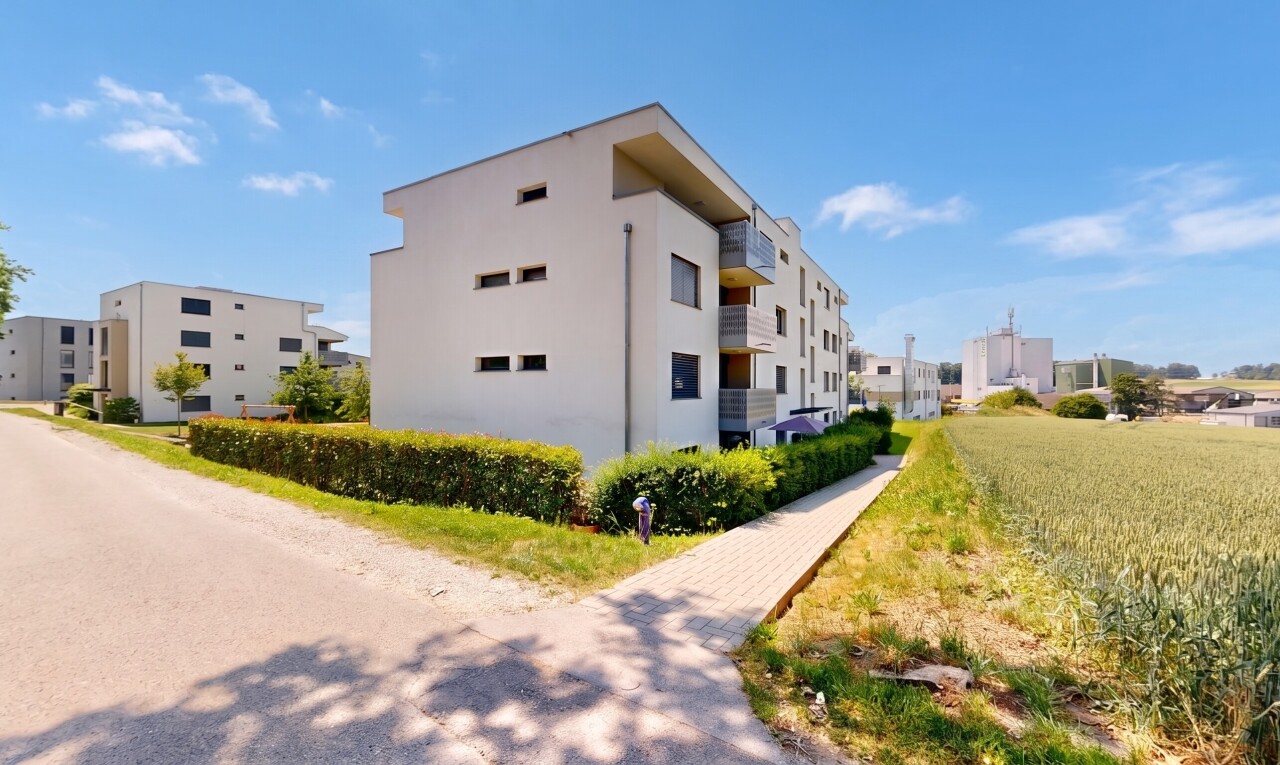 extérieur du bâtiment avec from community, day time, apartment complex view, et vue sur le complexe d'appartements