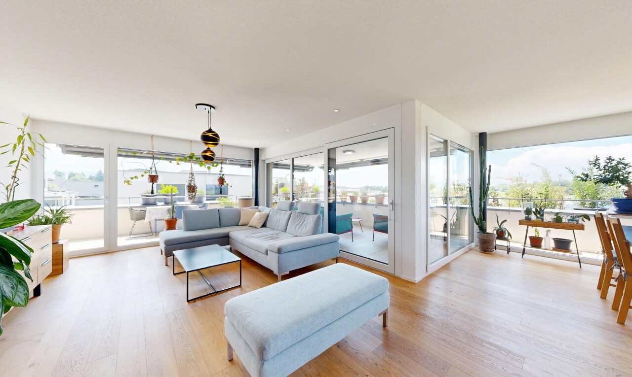 salon avec sol en finition bois, wood finish floor, inside property, lumière naturelle, et natural light