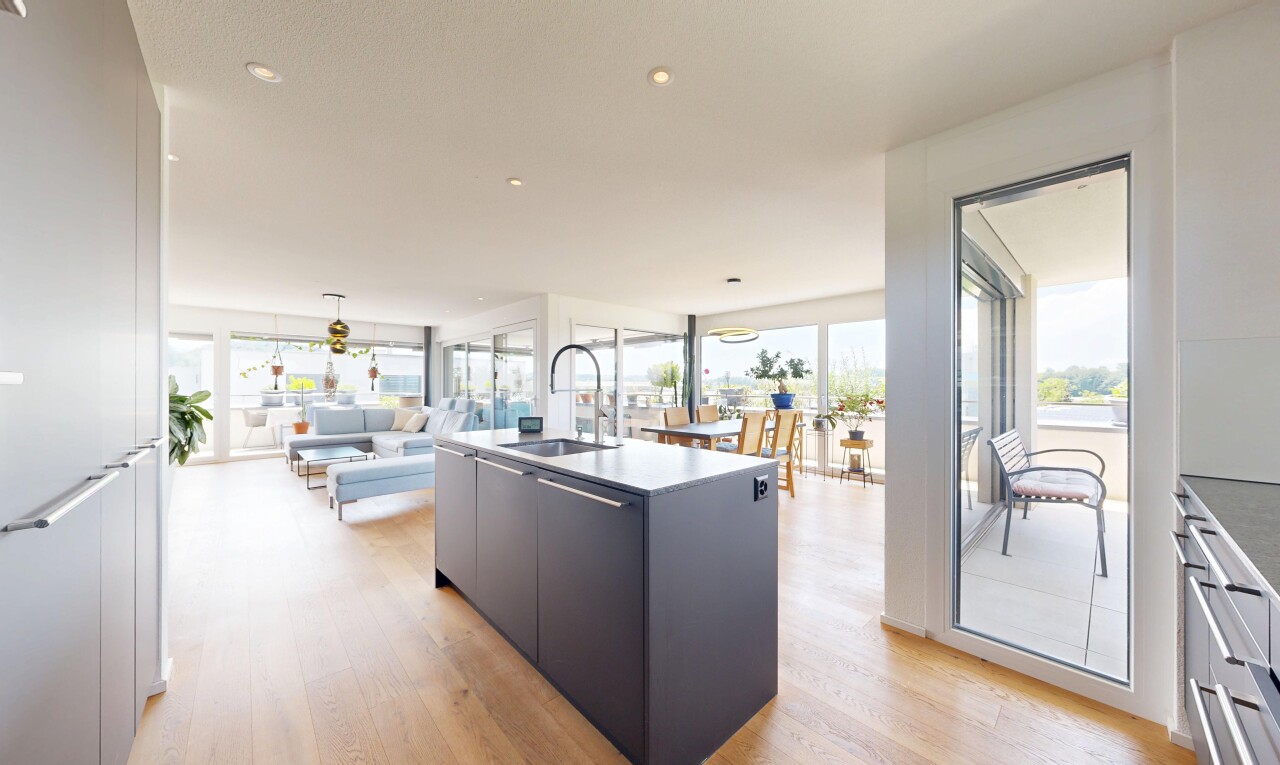 cuisine avec flat panel cabinets, armoires à panneau plat, opens to living area, ouvert sur l'espace de vie, et sol en finition bois