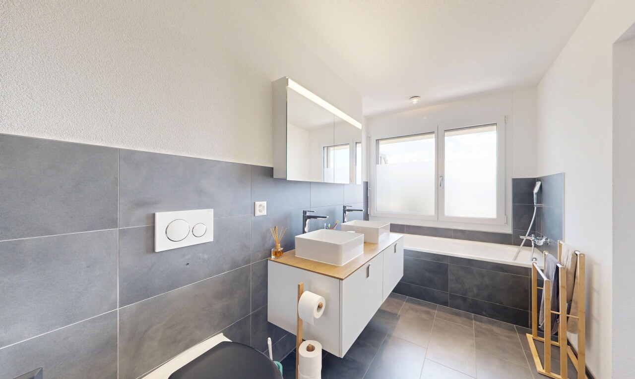 salle de bains avec évier, bain, salle de bain complète, lavabo (ou coiffeuse selon le contexte), et miroir