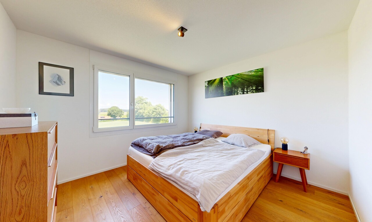 chambre avec light floor, sol en finition bois, wood finish floor, cloison sèche, et drywall