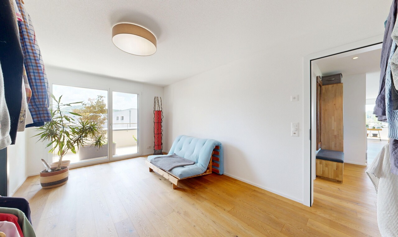 salon avec inside property, sol en finition bois, wood finish floor, cloison sèche, et drywall