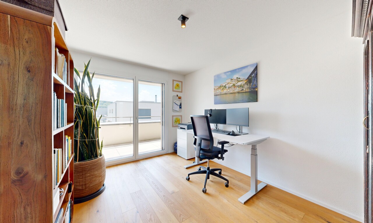 bureau avec espace bureau, sol en finition bois, wood finish floor, cloison sèche, et drywall