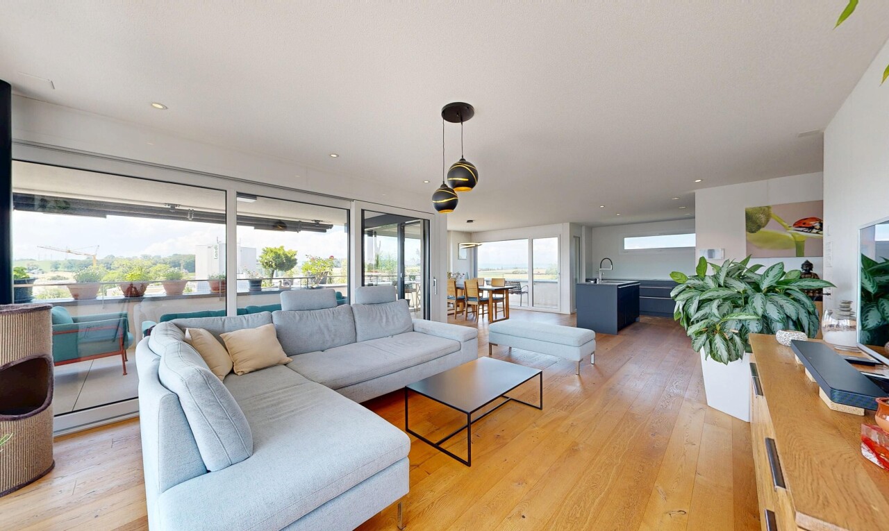 salon avec inside property, sol en finition bois, wood finish floor, light floor, et lumière naturelle