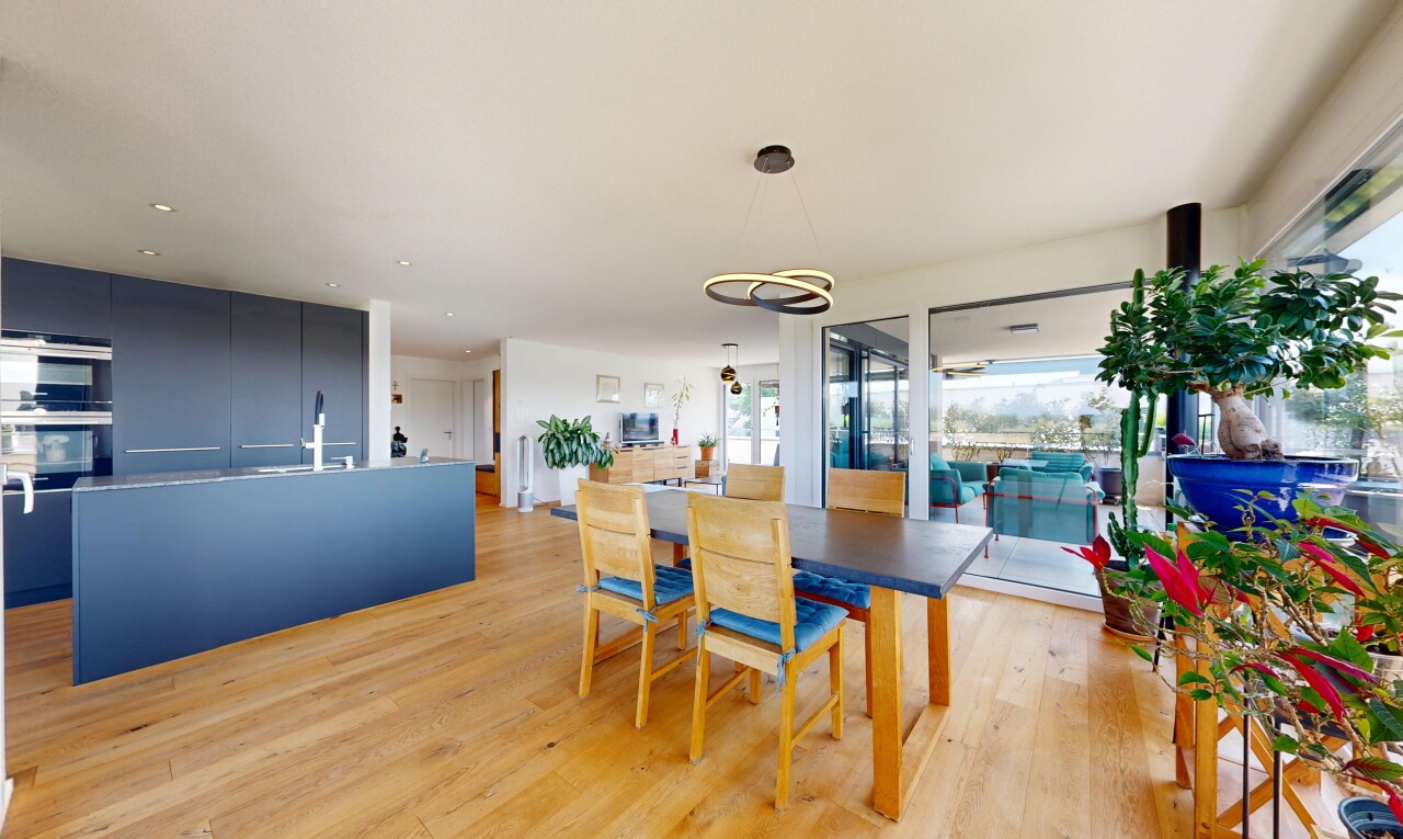 salle à manger avec inside property, sol en finition bois, wood finish floor, light floor, et lumière naturelle