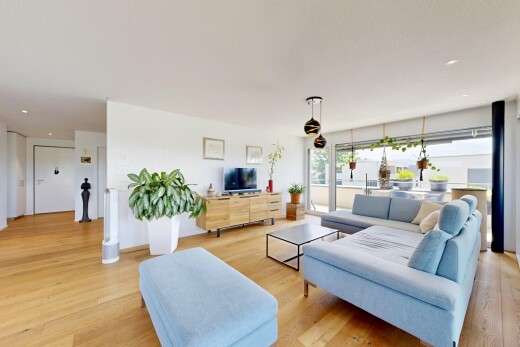 salon avec inside property, sol en finition bois, wood finish floor, lumière naturelle, et natural light