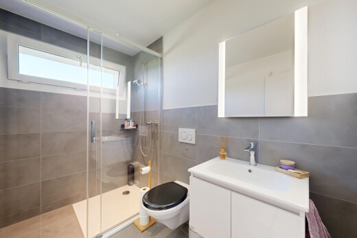 bad mit dusche, komplettes badezimmer, fliesenwand, tile wall, und schminktisch