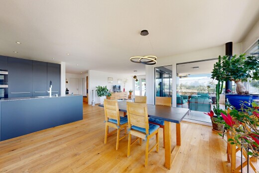salle à manger avec inside property, sol en finition bois, wood finish floor, light floor, et lumière naturelle