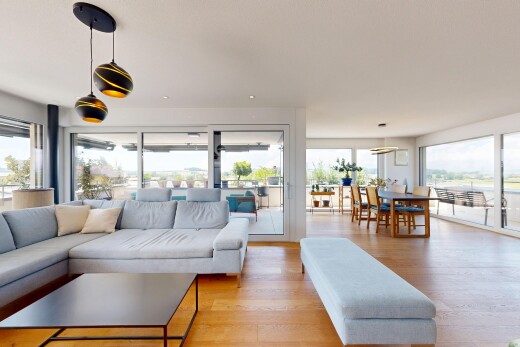 wohn- / esszimmer mit inside property, holzfußboden, wood finish floor, natürliches licht, und natural light