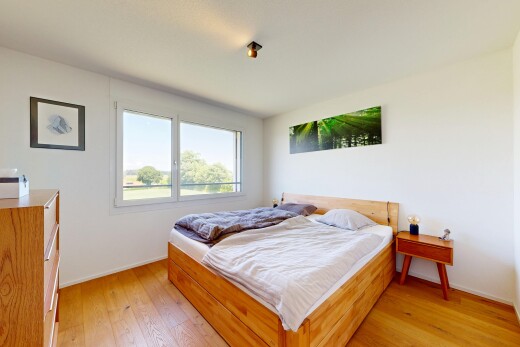 zimmer / schlafzimmer mit light floor, holzfußboden, wood finish floor, gipskartonwand, und drywall