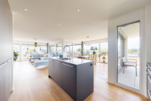 cuisine avec flat panel cabinets, armoires à panneau plat, opens to living area, ouvert sur l'espace de vie, et sol en finition bois
