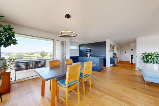 salle à manger avec inside property, sol en finition bois, wood finish floor, lumière naturelle, et natural light