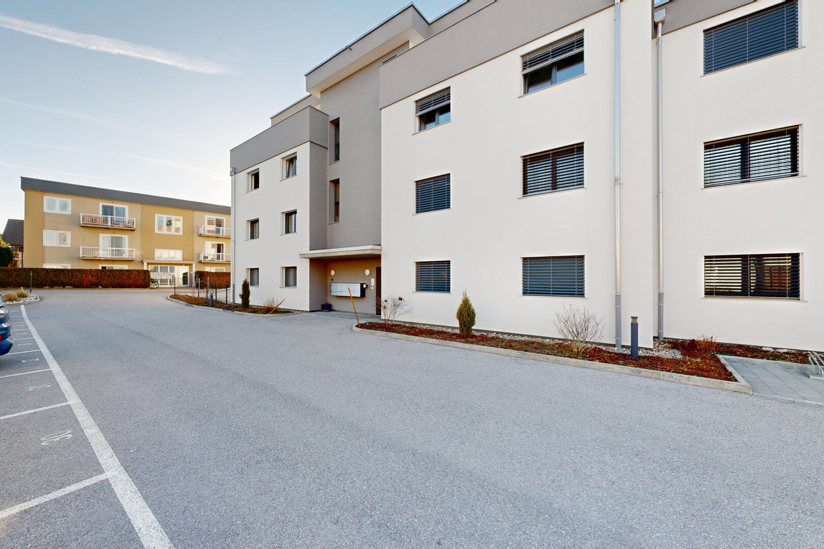 view of apartment building / complex