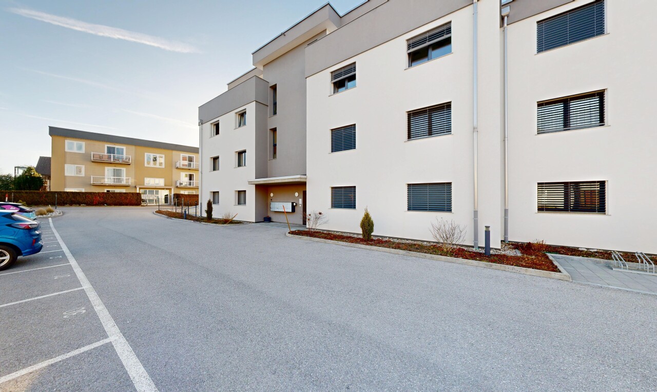 view of apartment building / complex