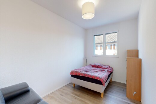 chambre avec natural light, lumière naturelle, wood finish floor, sol en finition bois, et inside property