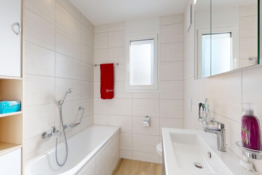 salle de bains avec miroir, lavabo (ou coiffeuse selon le contexte), tile wall, mur en carrelage, et toilette