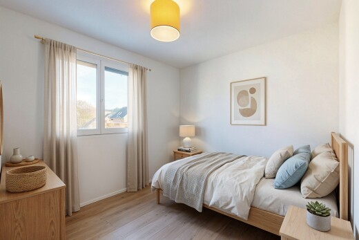chambre avec cloison sèche, drywall, sol en finition bois, wood finish floor, et lumière naturelle