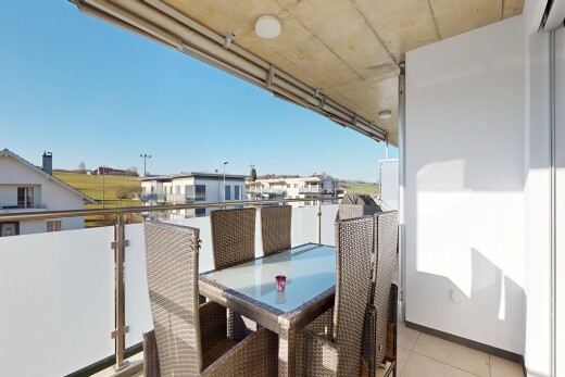 balcon avec balcon, from property, day time, et coin repas extérieur