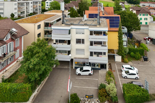 außenansicht mit parkplatz, blick auf wohnanlage, und apartment complex view