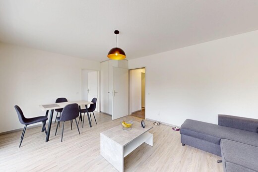 wohn- / esszimmer mit inside property, drywall, gipskartonwand, wood finish floor, und holzfußboden