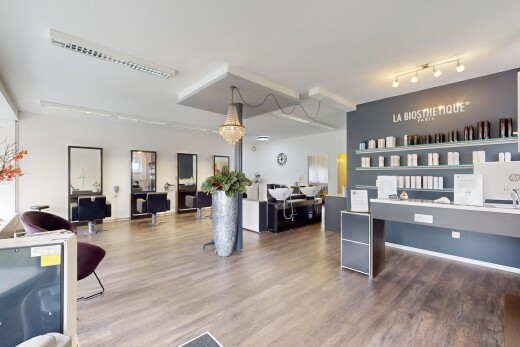 wohn- / esszimmer mit drywall, gipskartonwand, inside property, wood finish floor, und holzfußboden