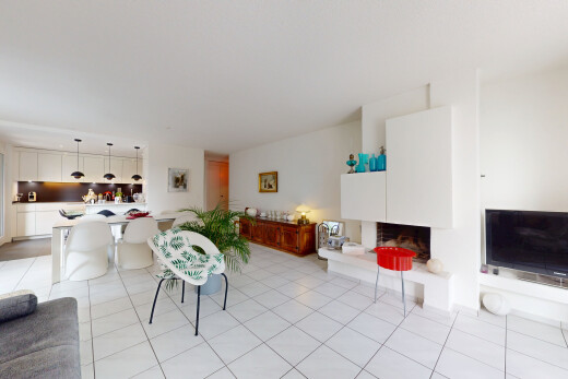 wohn- / esszimmer mit inside property, fernseher, gipskartonwand, drywall, und fliesenboden