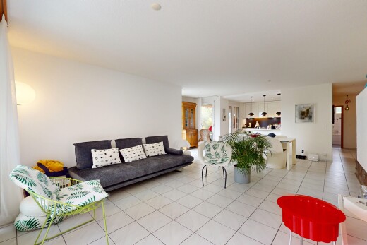 wohn- / esszimmer mit drywall, gipskartonwand, inside property, tile floor, und fliesenboden