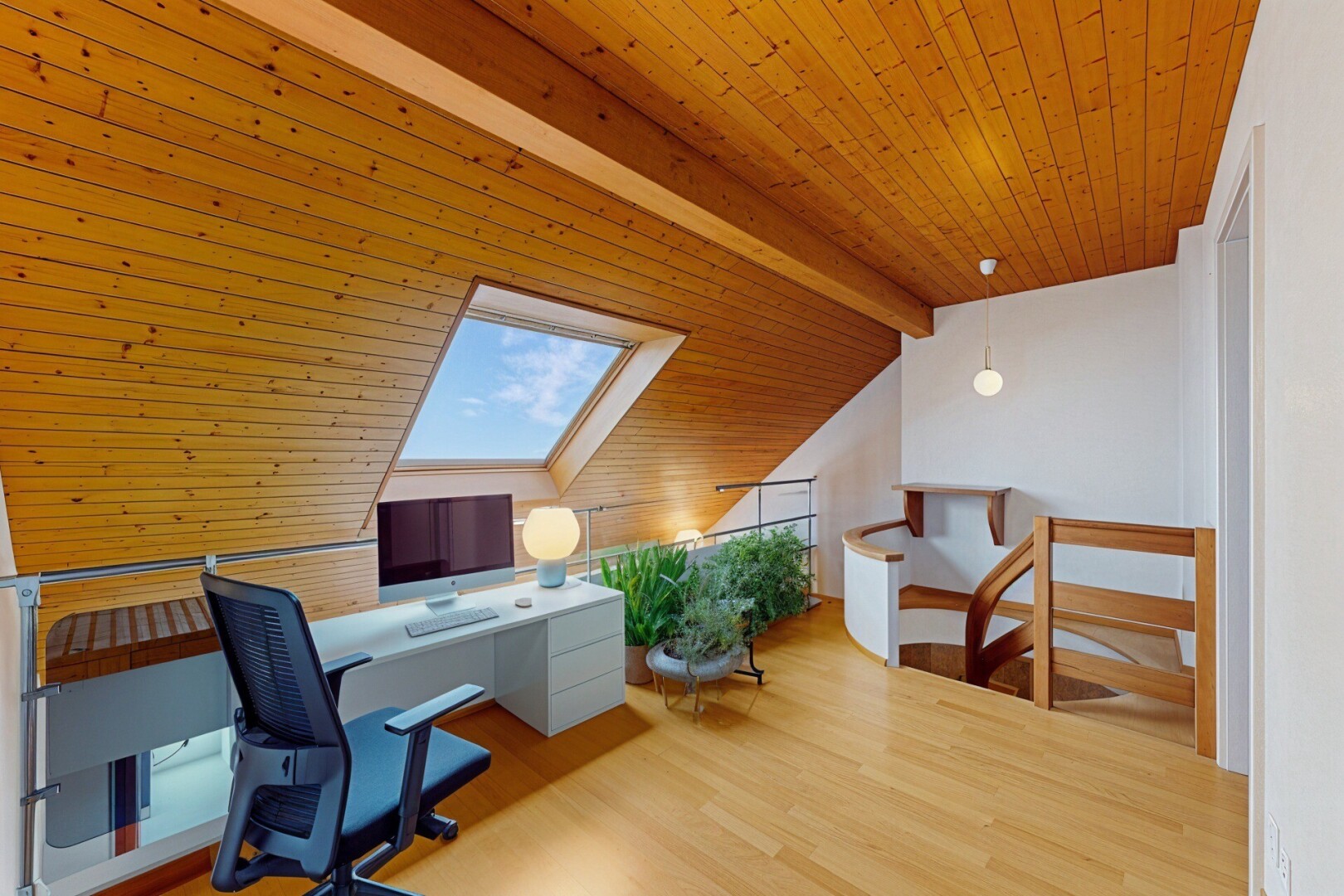 bureau avec wood ceiling, plafond en bois, wood finish floor, sol en finition bois, et espace bureau