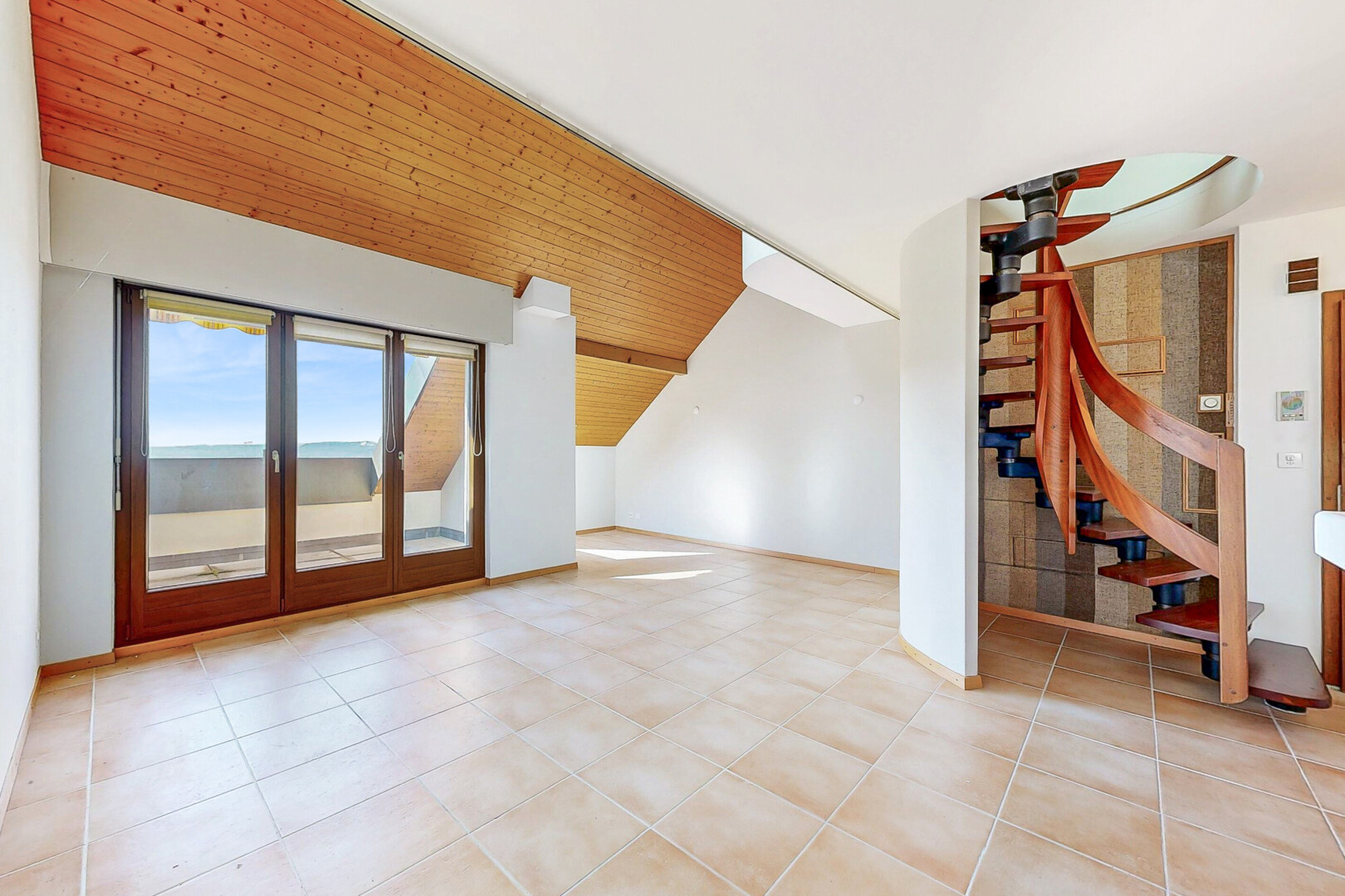 pièce vide avec escaliers, natural light, lumière naturelle, drywall, et cloison sèche