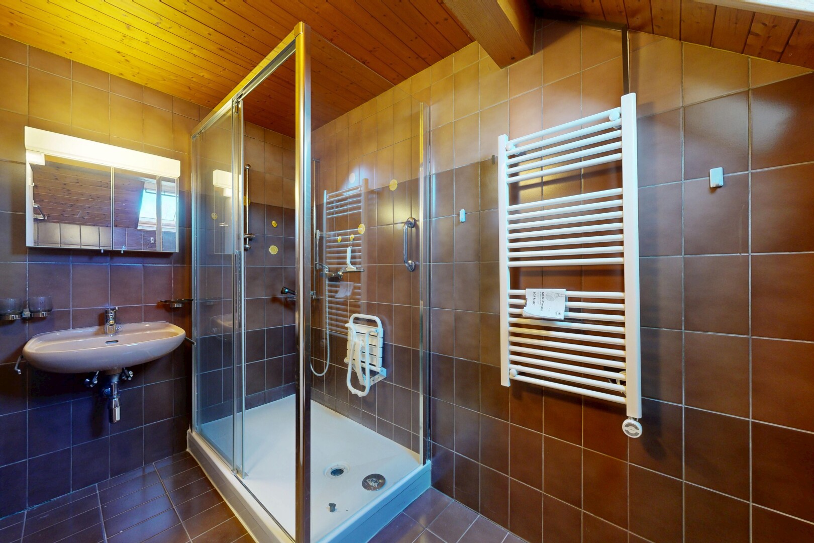 salle de bains avec chauffe-serviettes, douche, salle de bain complète, radiateur, et wood ceiling