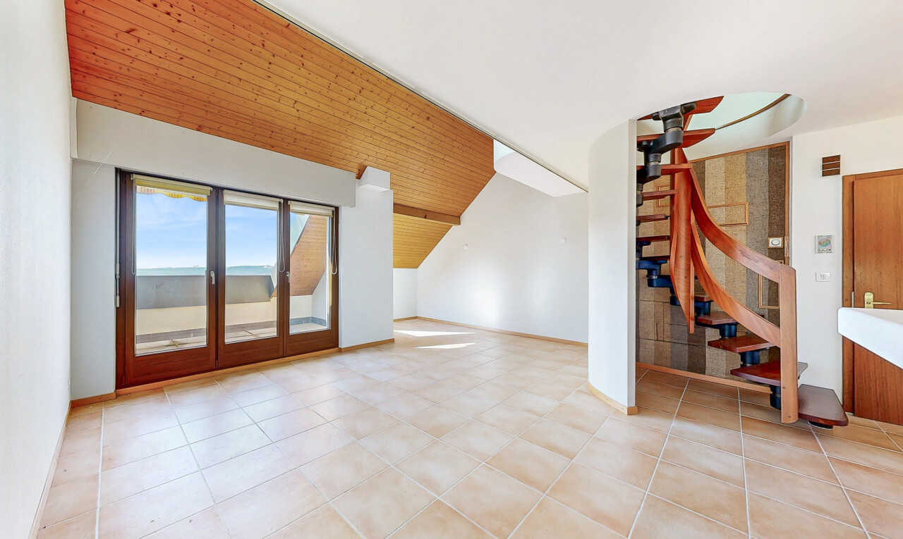 pièce vide avec escaliers, natural light, lumière naturelle, drywall, et cloison sèche