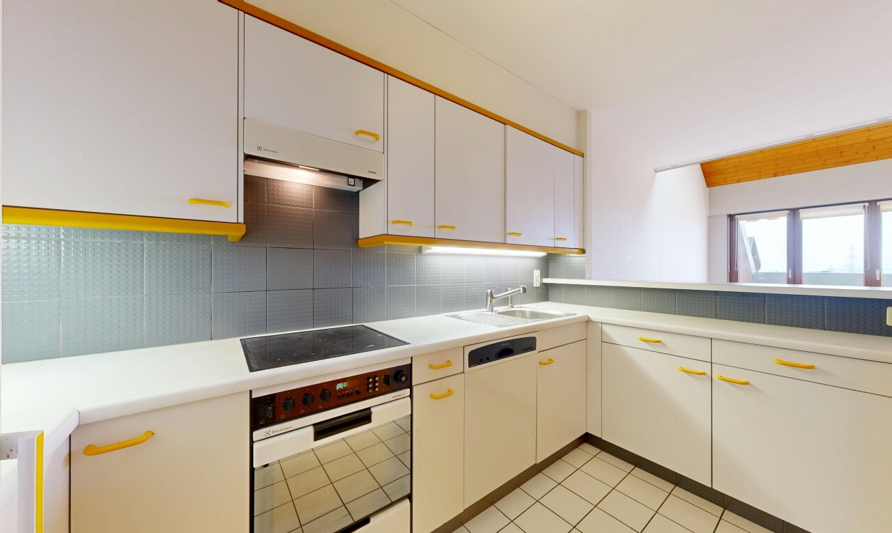 cuisine avec four, plans de travail, light countertops, armoires blanches, et white cabinets