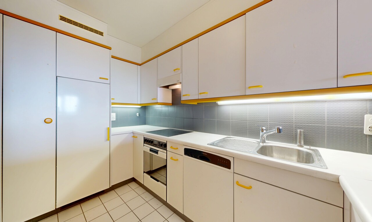 cuisine avec armoires blanches, white cabinets, plans de travail, light countertops, et light floor