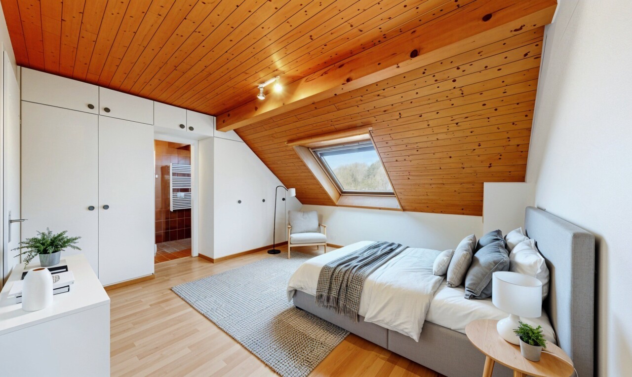 chambre avec wood ceiling, plafond en bois, wood finish floor, sol en finition bois, et inside property