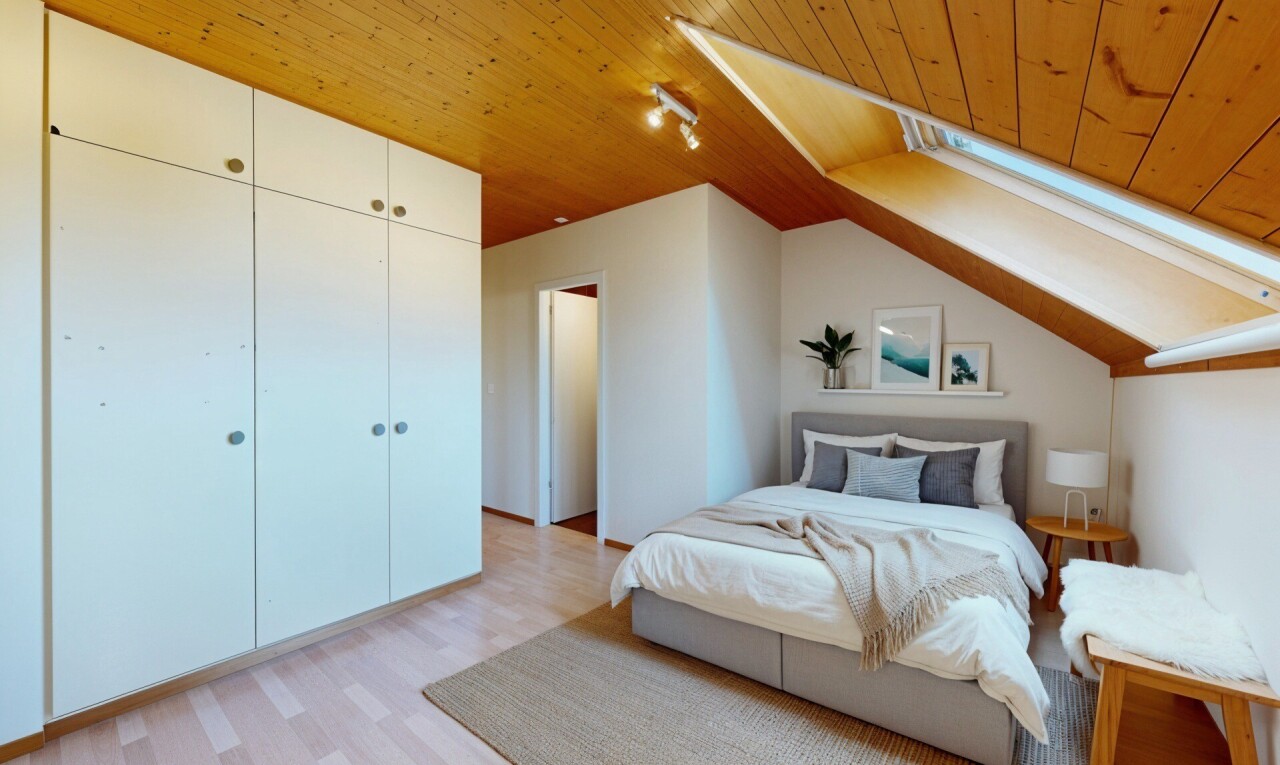 chambre avec plafond en bois, wood ceiling, inside property, sol en finition bois, et wood finish floor