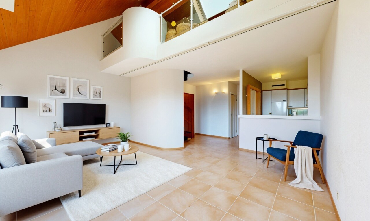 salon avec high ceiling, plafond haut, vaulted ceiling, plafond voûté, et inside property