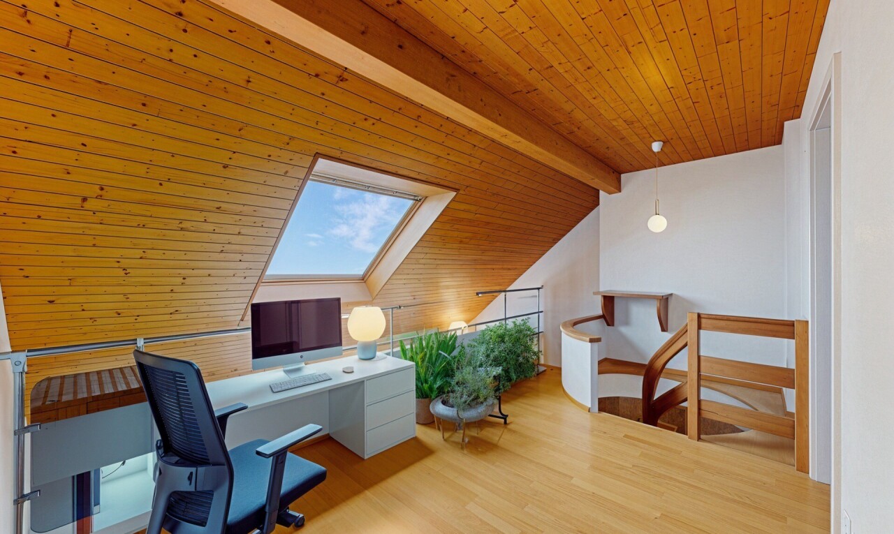 bureau avec wood ceiling, plafond en bois, wood finish floor, sol en finition bois, et espace bureau